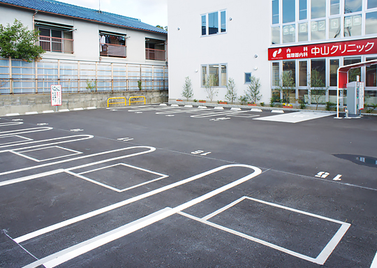駐車場（10台）と駐輪スペース